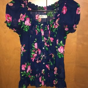 Gorgeous Hollister floral top🌸
